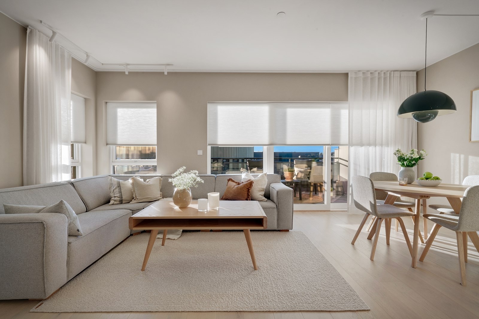 Leiligheten er påkostet med både manuelle og motorisert solskjerming. Solskjerming av høy kvalitet som gir pause fra sommersolen! Galleribilde