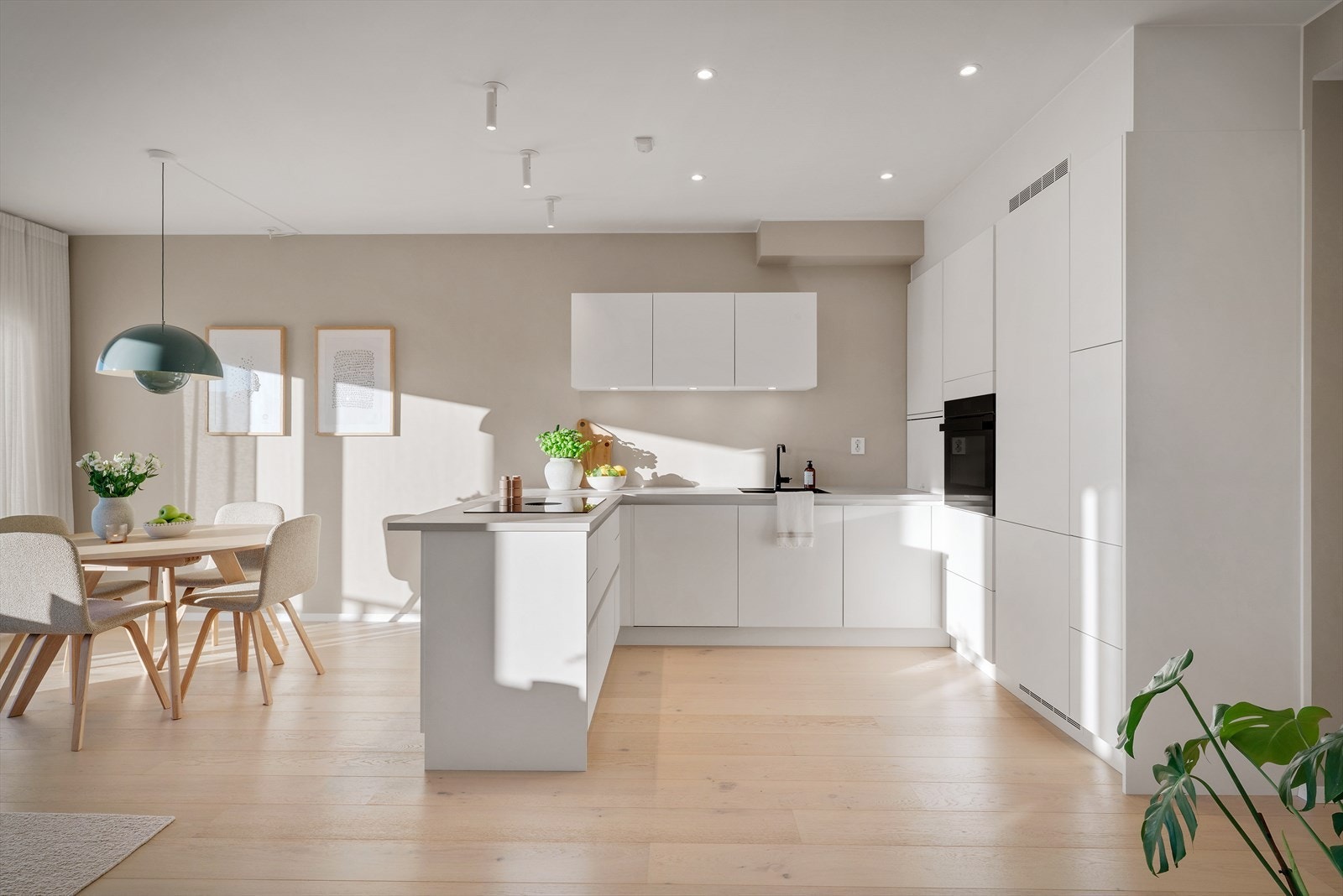 Lekkert kjøkken fra HTH med flere oppgraderte løsninger. Det er downlights i tak, platetopp med innebygd ventilator, samt veldig god skap- og benkeplass. Galleribilde