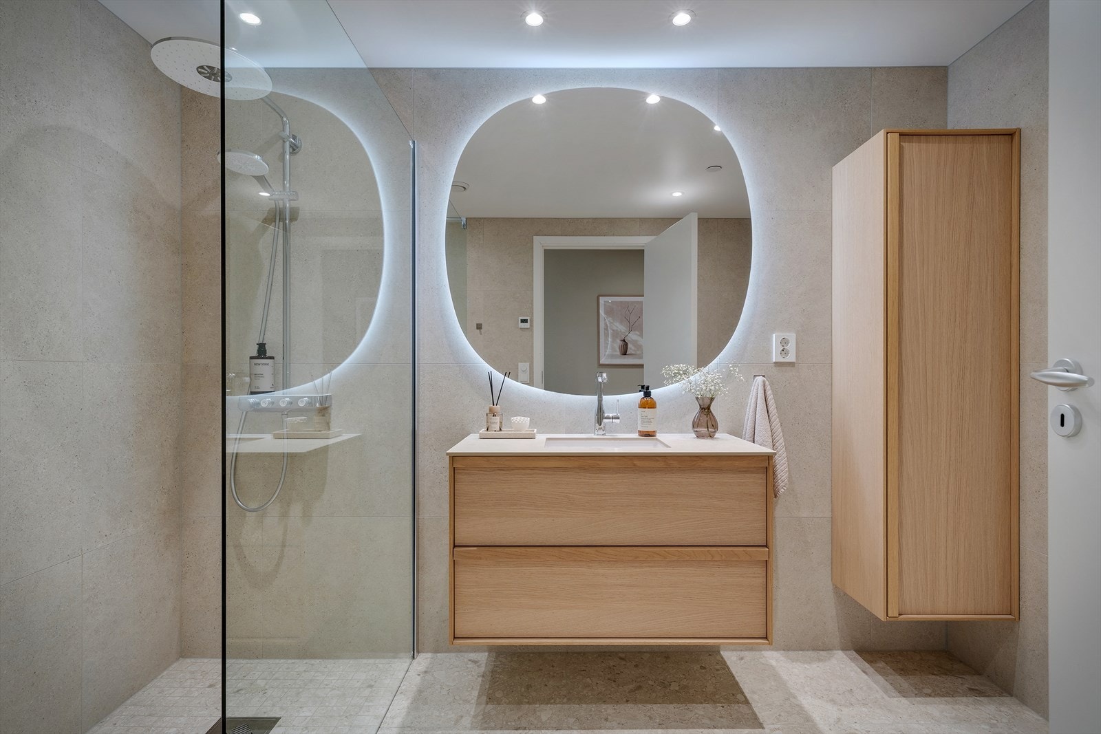 Superlekkert bad med vannbåren varme i gulv, stor dusjsone med regndusj, samt speil med lys. Det er downlights i tak. Galleribilde