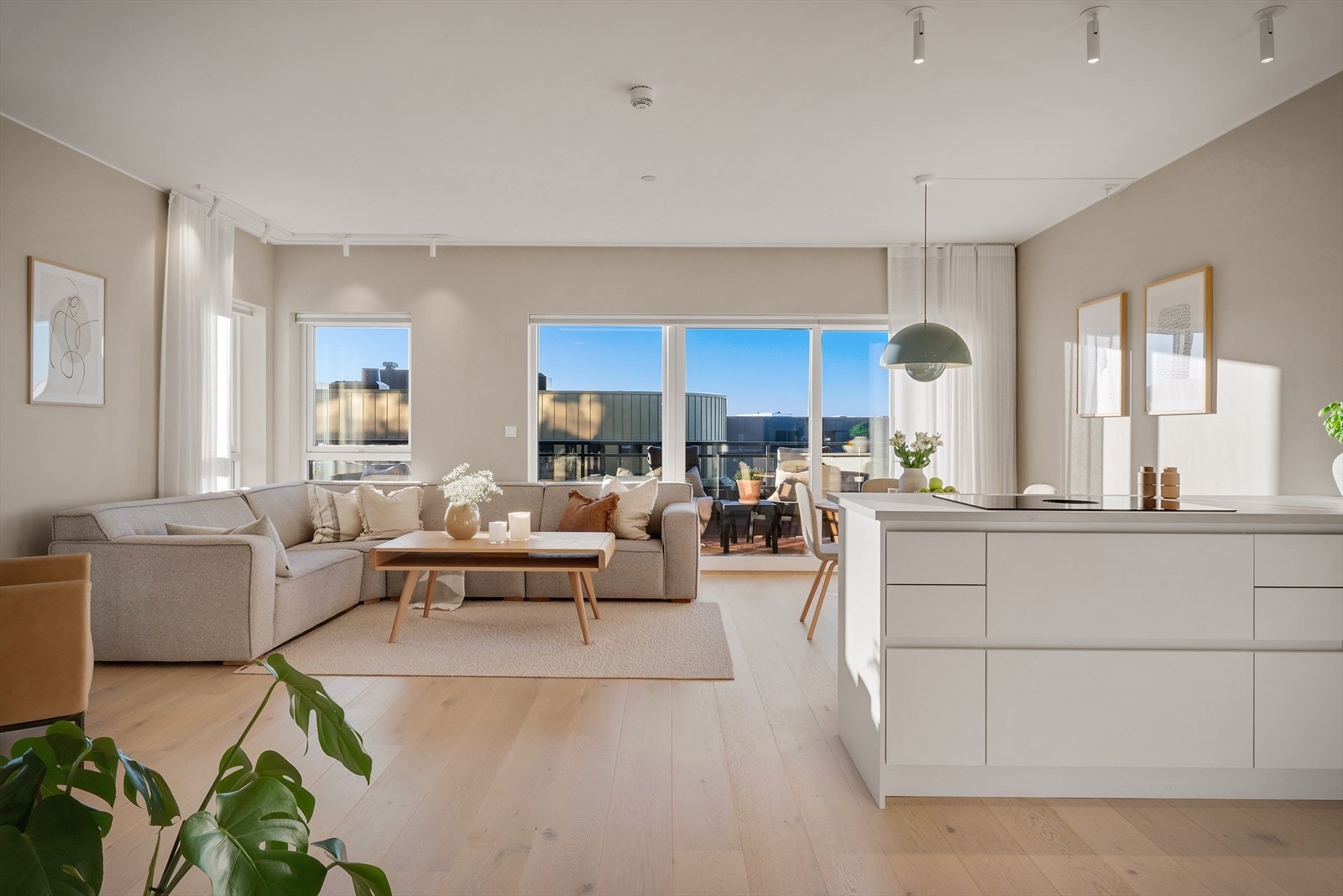 Stor og romslig stue med god plass til både sofa og spisegruppe. Leiligheten er betydelig oppgradert på gulv, kjøkken, bad m.m. Galleribilde