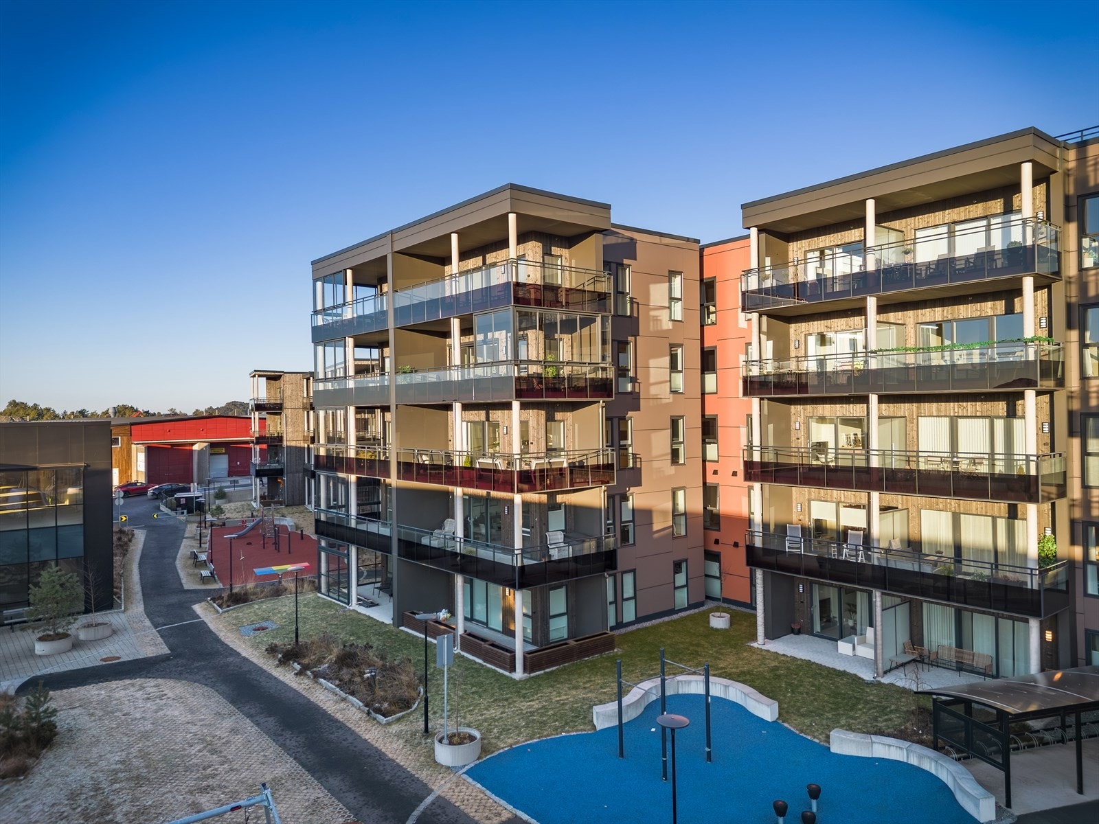 Leiligheten ligger i byggets 3 etasje, på hjørnet i front. Galleribilde