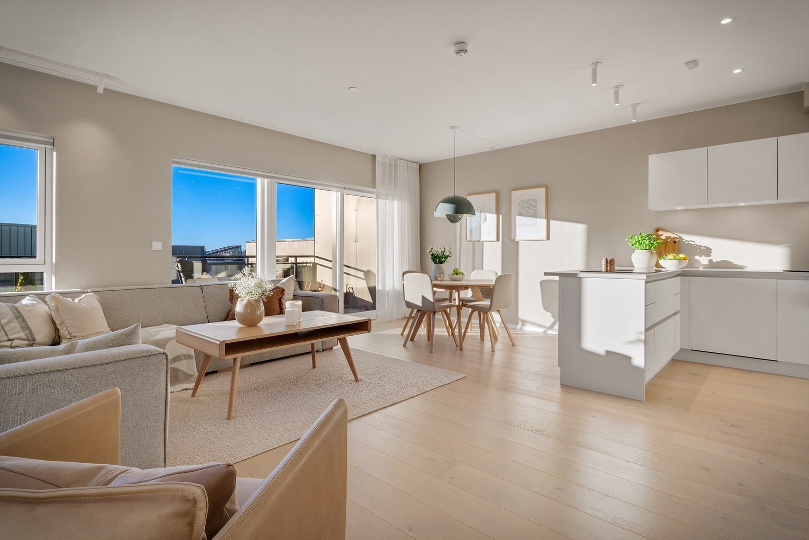 Rommet har store vinduer som sikrer godt med naturlig lys. Det er vannbåren varme i gulv. Galleribilde