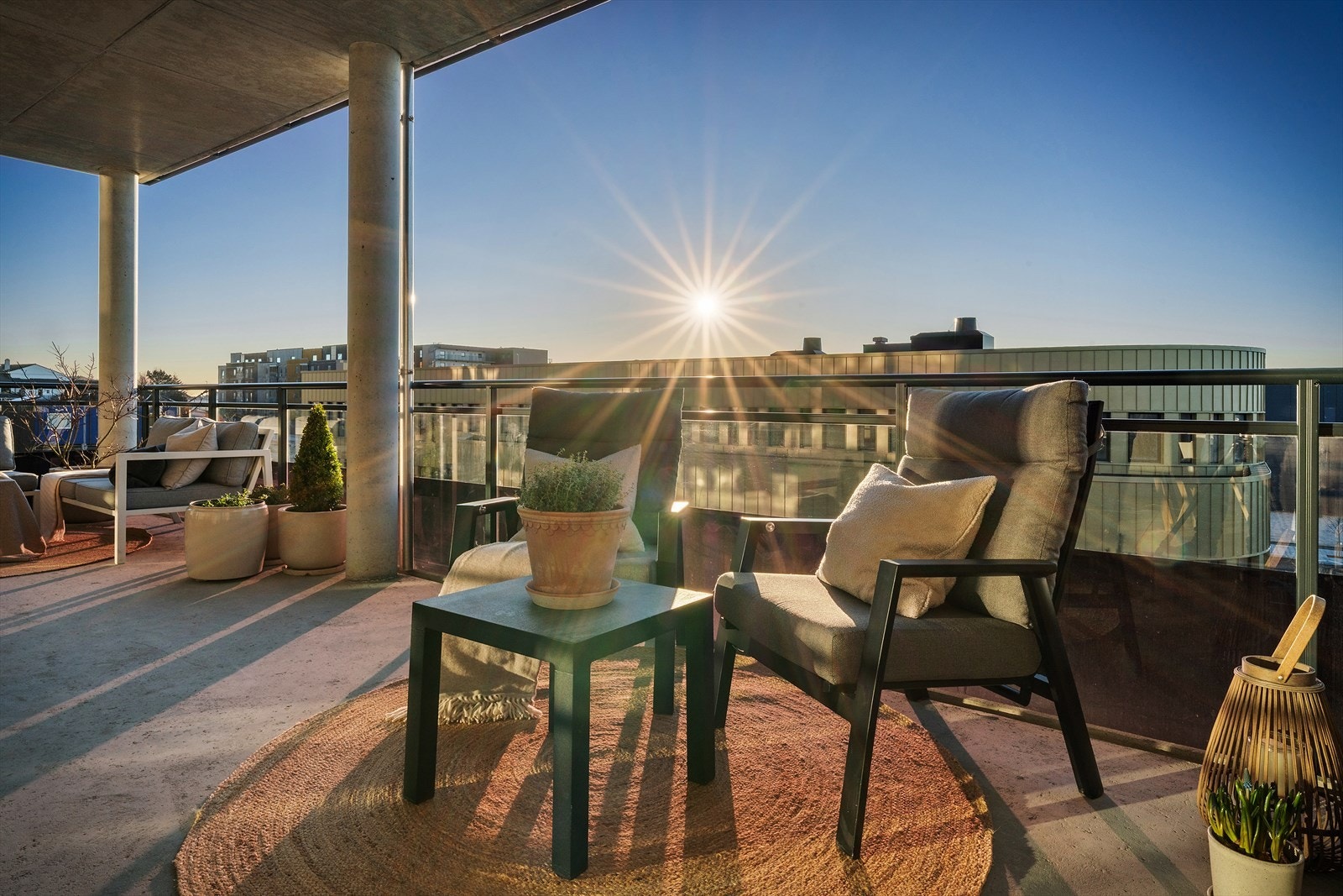 Leiligheten har 23 kvm stor terrasse med gode solforhold! Her kan man nyte solen fra formiddagen til sent på kvelden midtsommers! Galleribilde