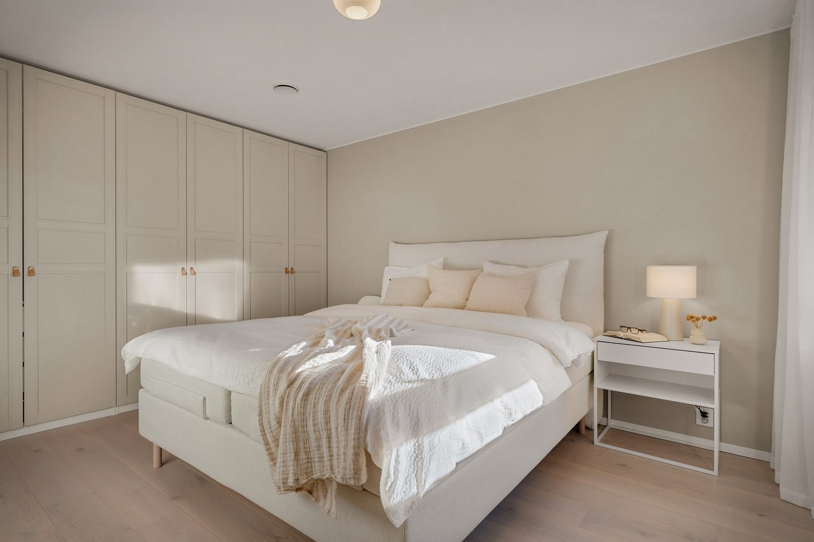 Stort hovedsoverom med god plass til masse garderobe. Galleribilde