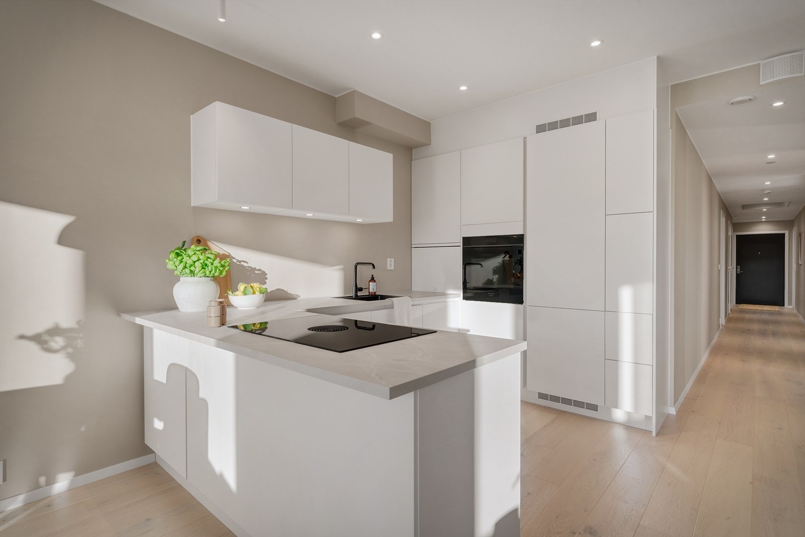 Alle hvitevarer er integrerte og medfølger selvsagt handelen. Galleribilde