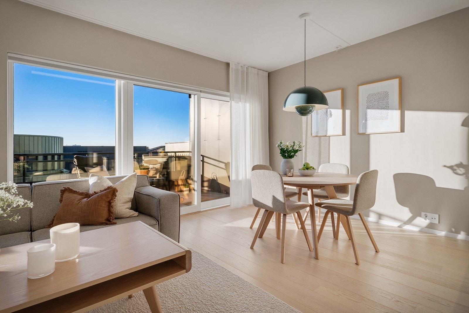 Det er god plass til spisegruppe hvor en kan samle hele familien. Galleribilde