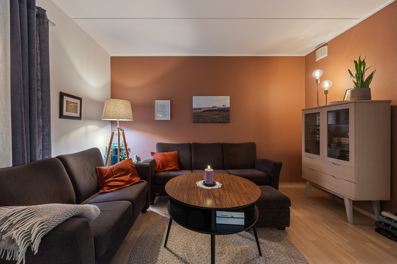 Det er parkett på gulv og rommet er malt i delikate farger. Galleribilde