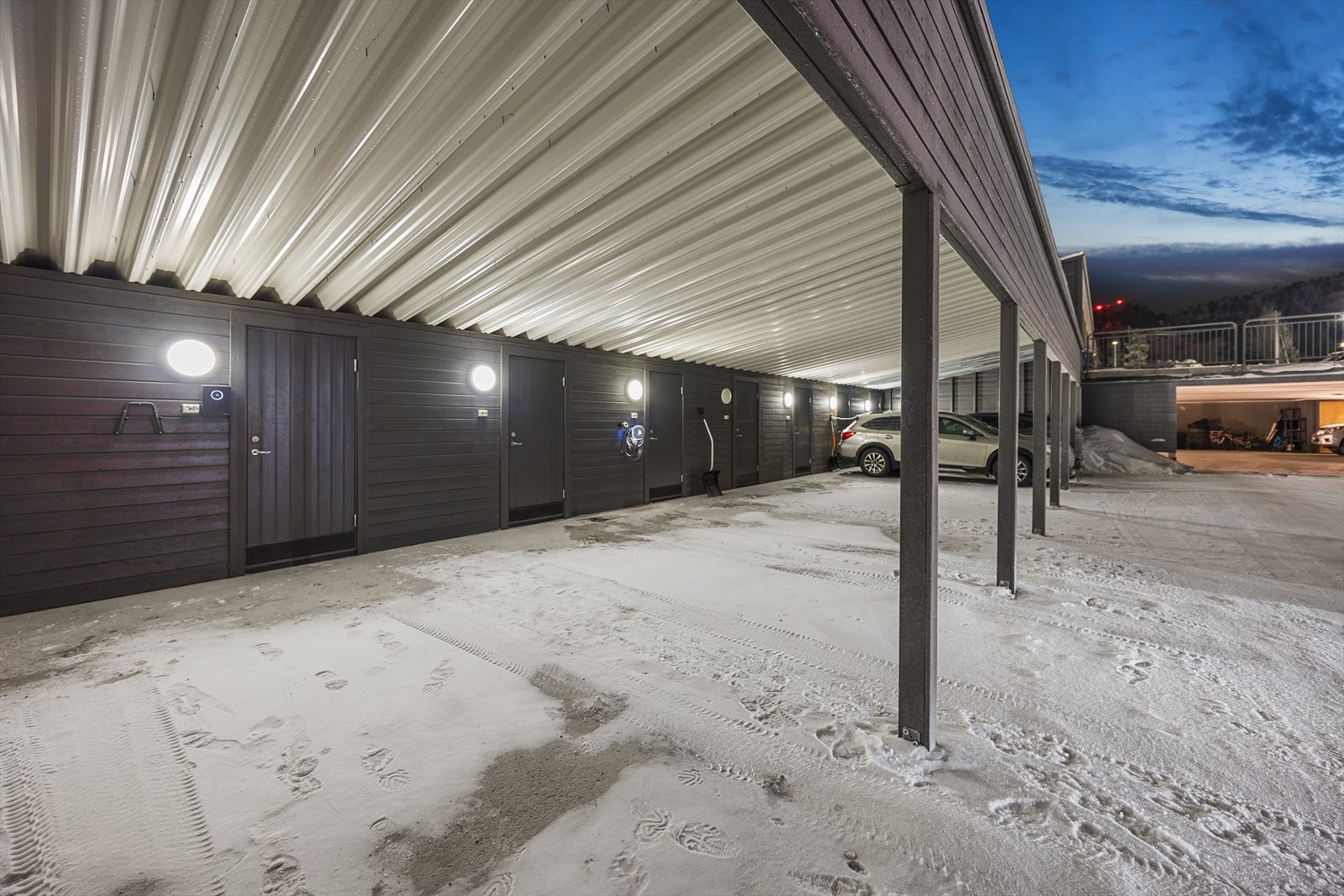 Boligen disponerer en carport i felles carportanlegg. Galleribilde