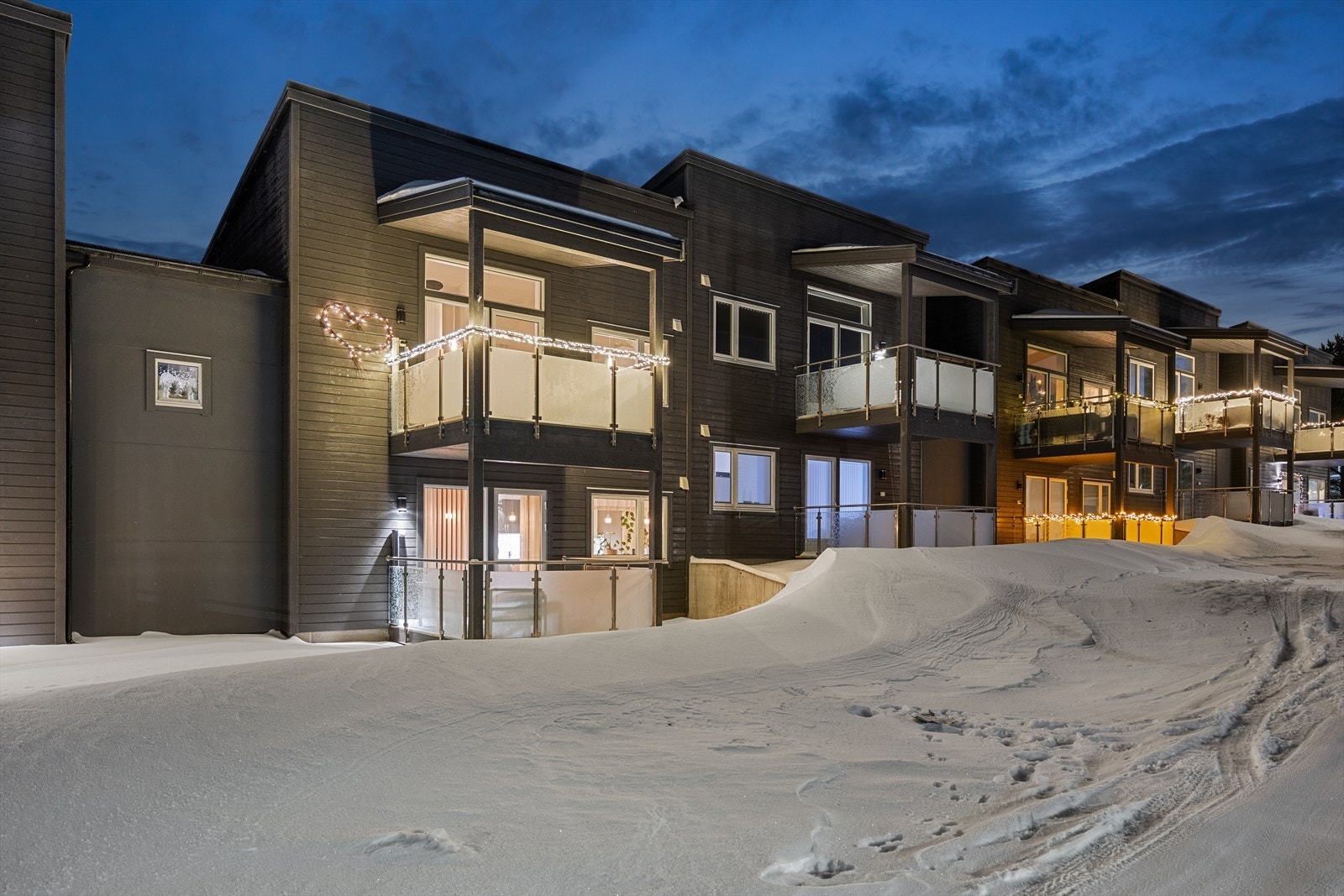 Denne moderne og praktiske leiligheten ligger i et relativt nyetablert boligområde i Saga, omtrent 8 kilometer fra Alta sentrum. Galleribilde