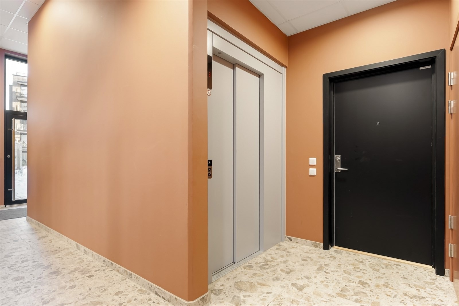 Heisadkomst rett utenfor utgangsdøren. Heisen tar deg direkte opp til en felles takterrasse og ned til garasjeplassen. Galleribilde