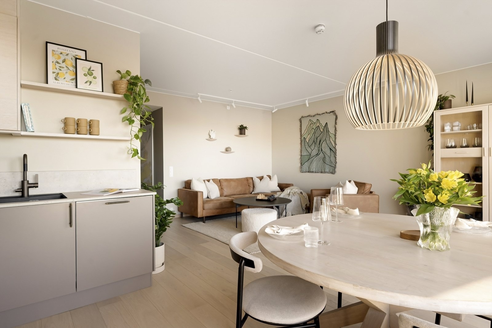 Kjøkkenet er en integrert del av det sosiale rommet. Galleribilde