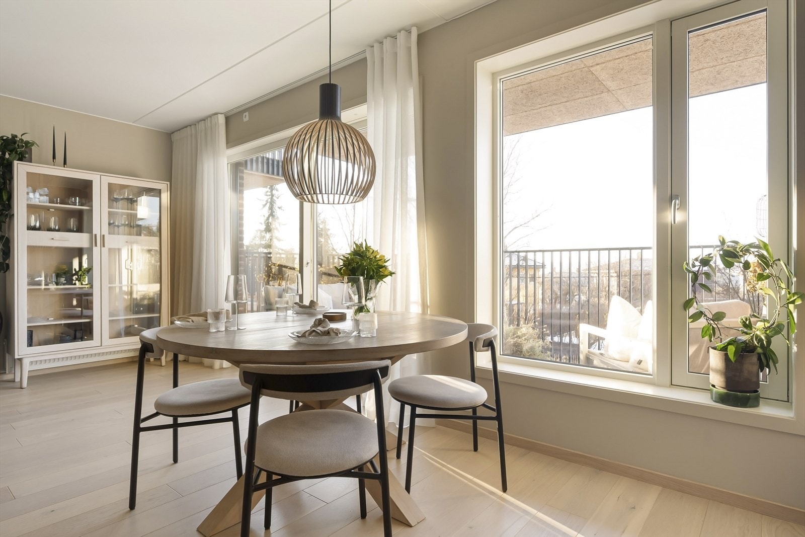 Spiseplassen er naturlig plassert ved vinduet, med godt dagslys. Galleribilde