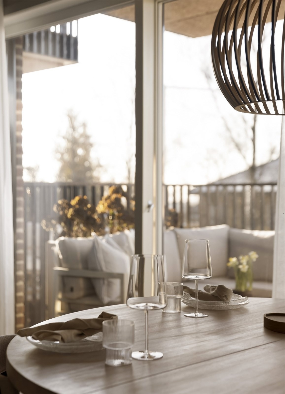 Spisebordet samler familie og venner til hyggelige måltider. Galleribilde