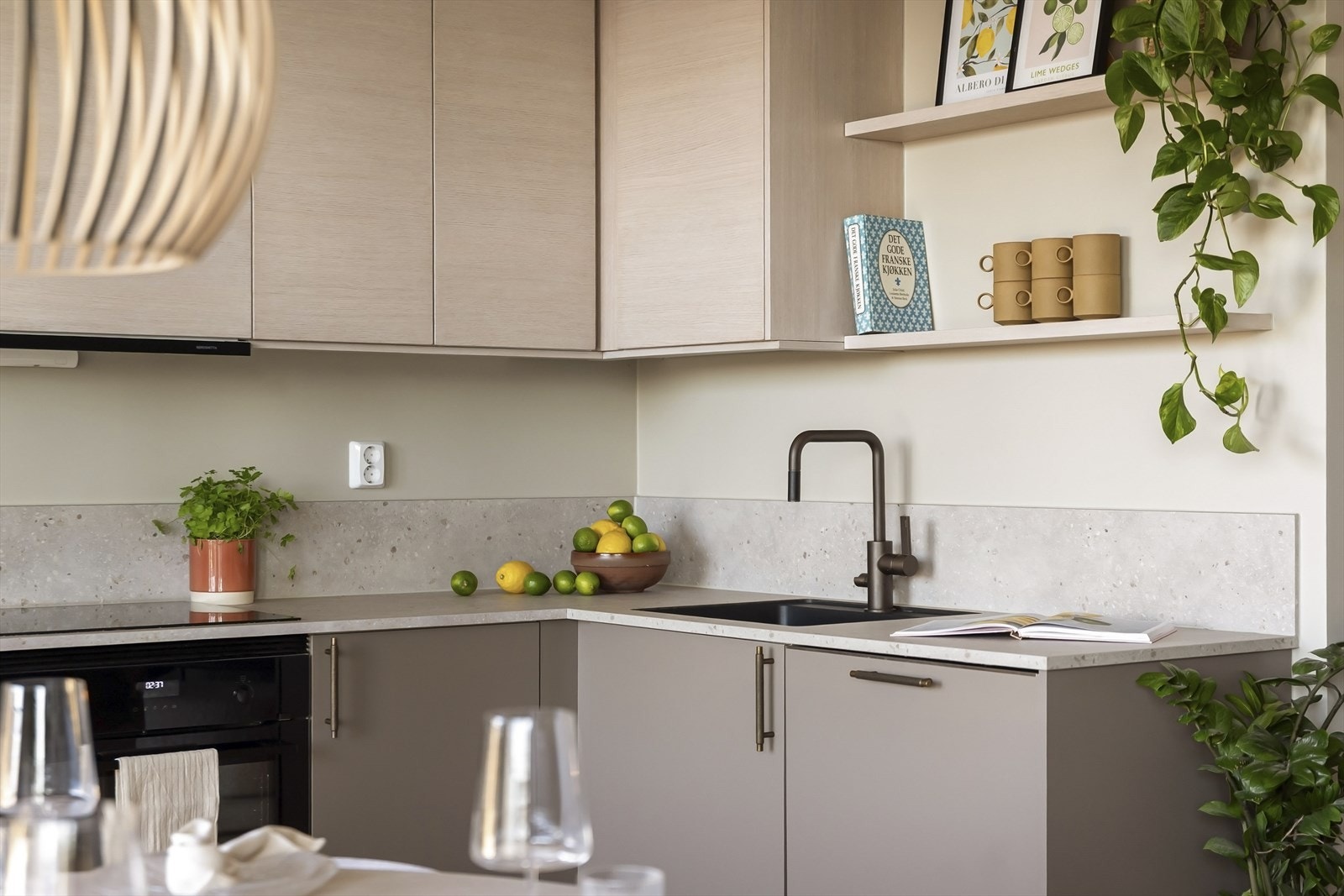 Moderne innredning med slette fronter og god skapplass. Galleribilde