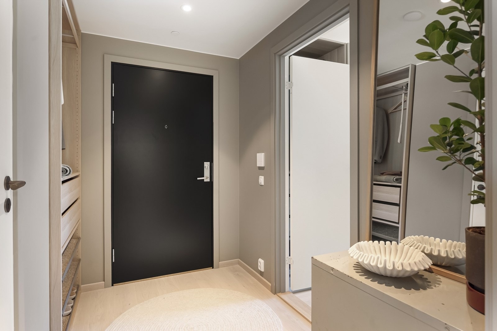 Entreen er romslig og har gode oppbevaringsmuligheter. Galleribilde