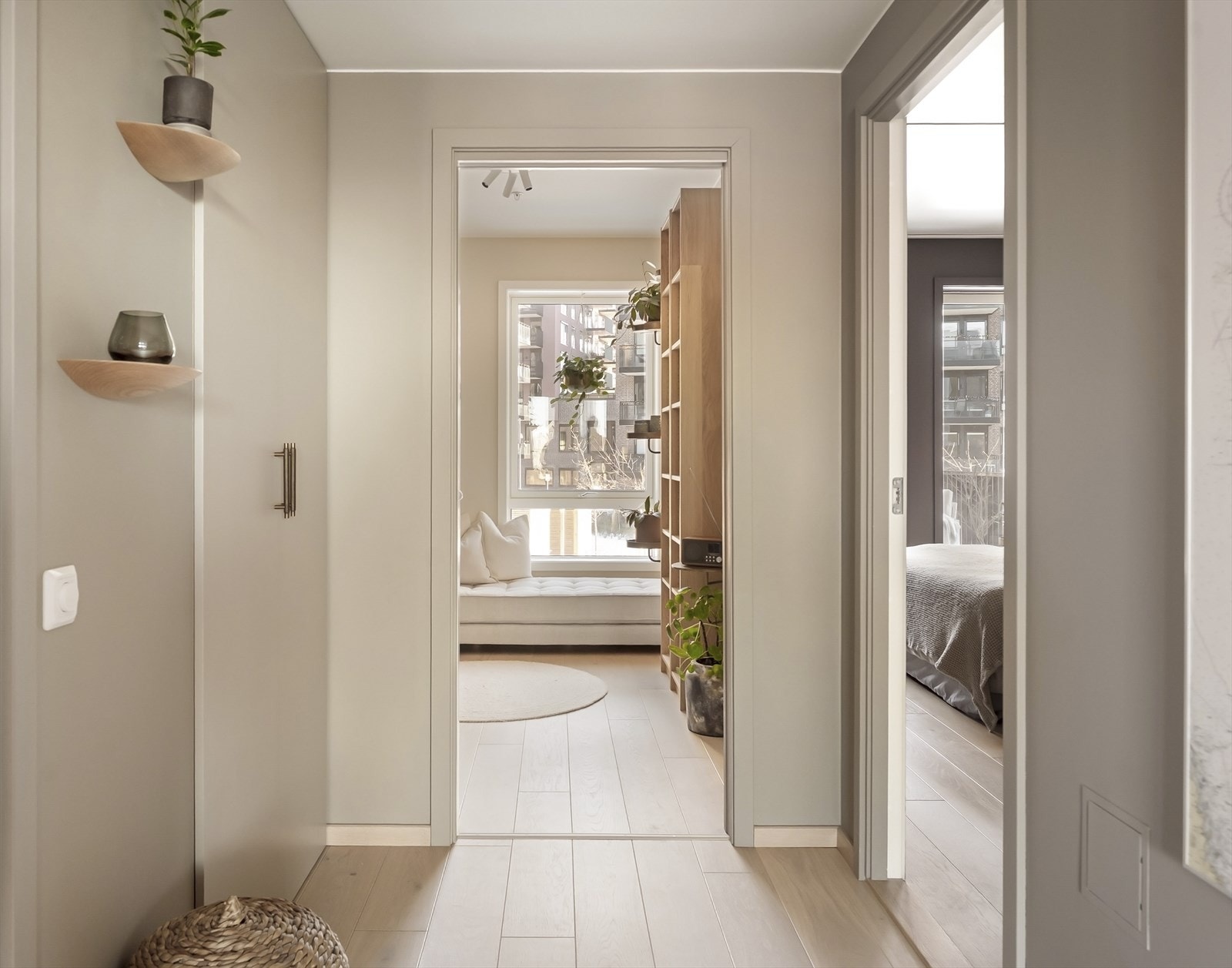 Fra gangen er det adkomst til to av leilighetens soverom. Galleribilde