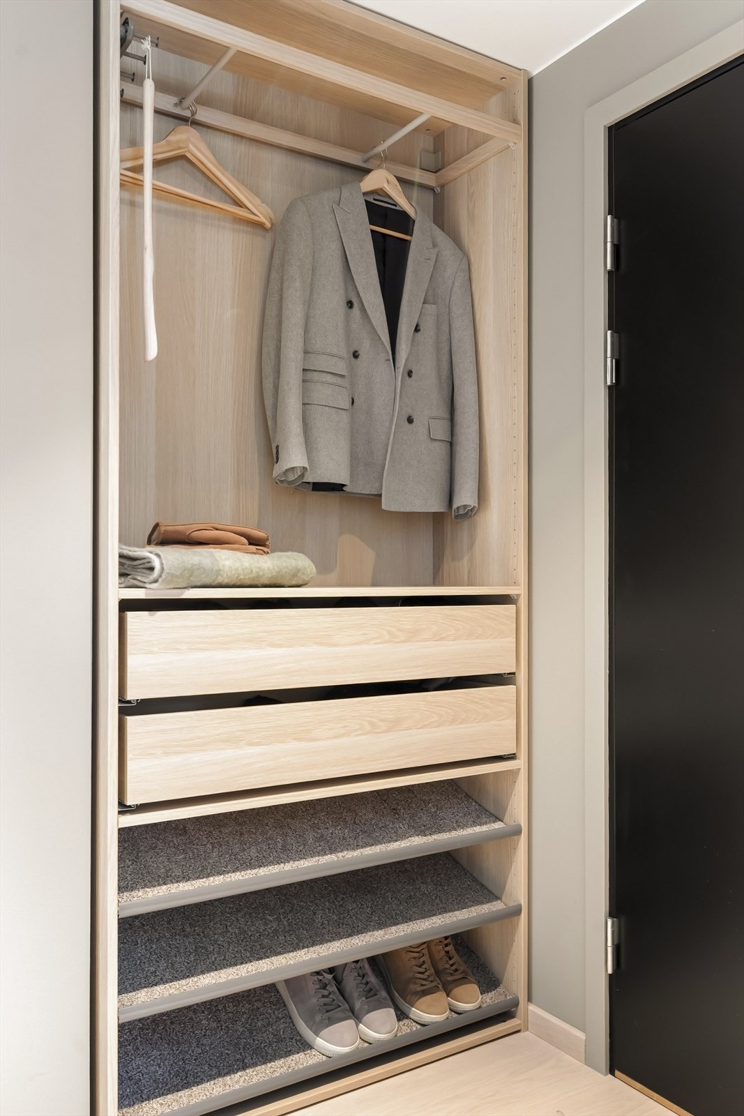 Entreen byr på en praktisk, plassbygde garderobeløsninger gir rikelig med oppbevaringsplass. Galleribilde