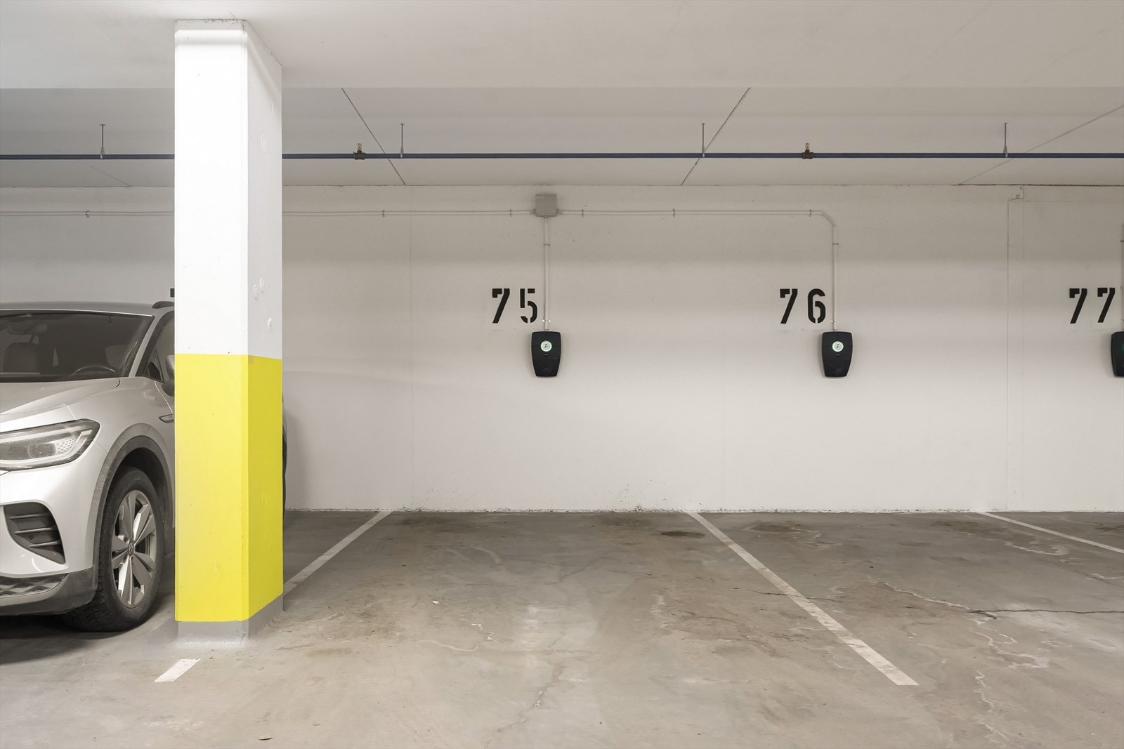 Det medfølger parkeringsplass i felles garasjeanlegg, med elbillader. Galleribilde