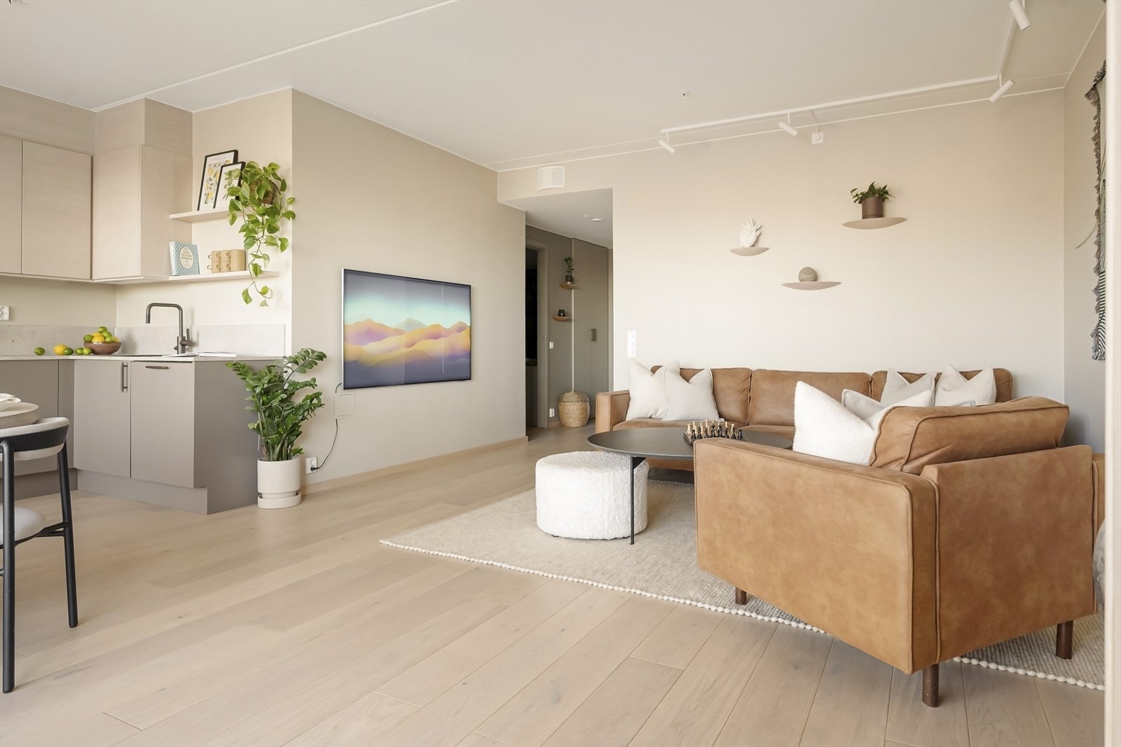 Stuen er enkel å møblere med plass til både sofagruppe og spisebord. Galleribilde