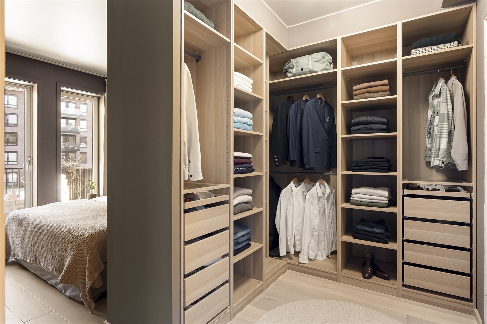 På hovedsoverommet er det inngang til en romslig walk-in-garderobe. Galleribilde