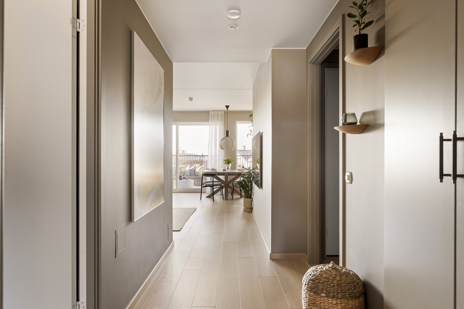 Den gjennomgående planløsningen leder deg naturlig videre til leilighetens tre soverom. Galleribilde