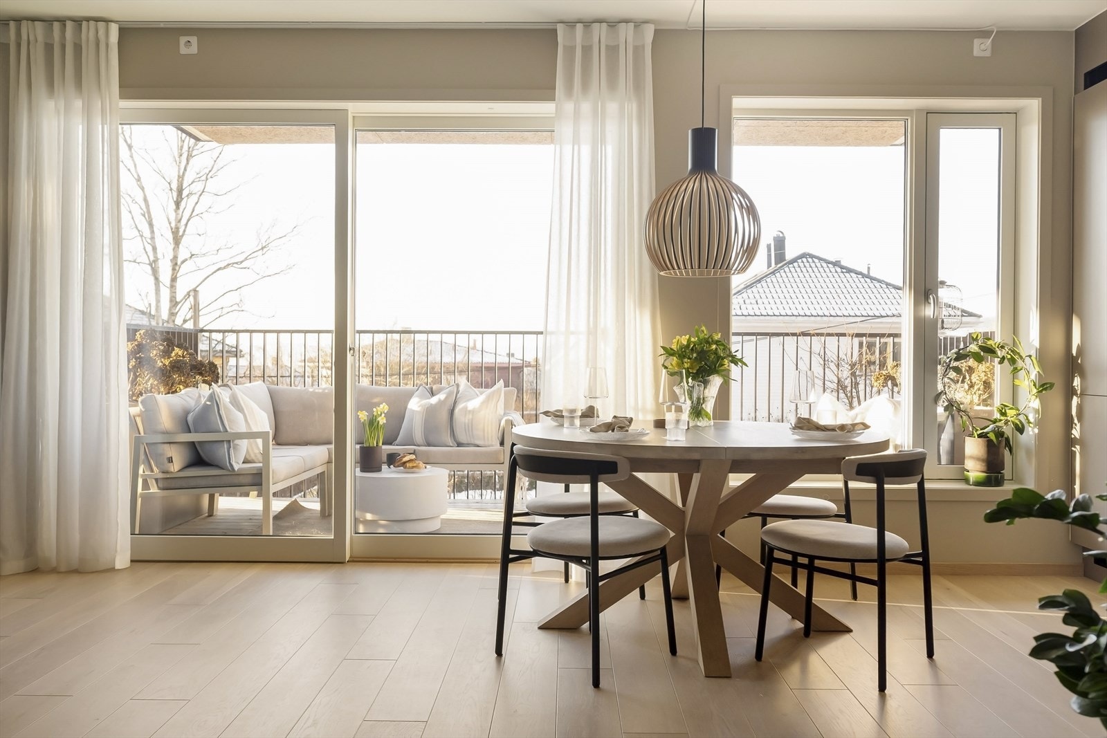 Dette er en nyere og innbydende 4-roms selveierleilighet beliggende i det nye og populære boligprosjektet i Lille Løren Park. Galleribilde