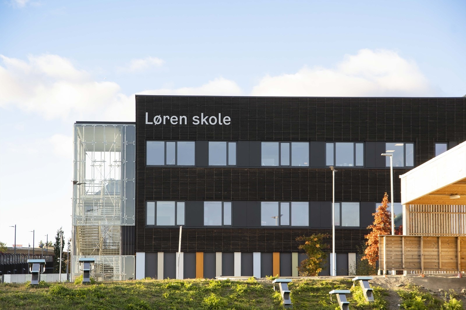 Området har flere skoler i nærheten, inkludert Løren skole. Galleribilde