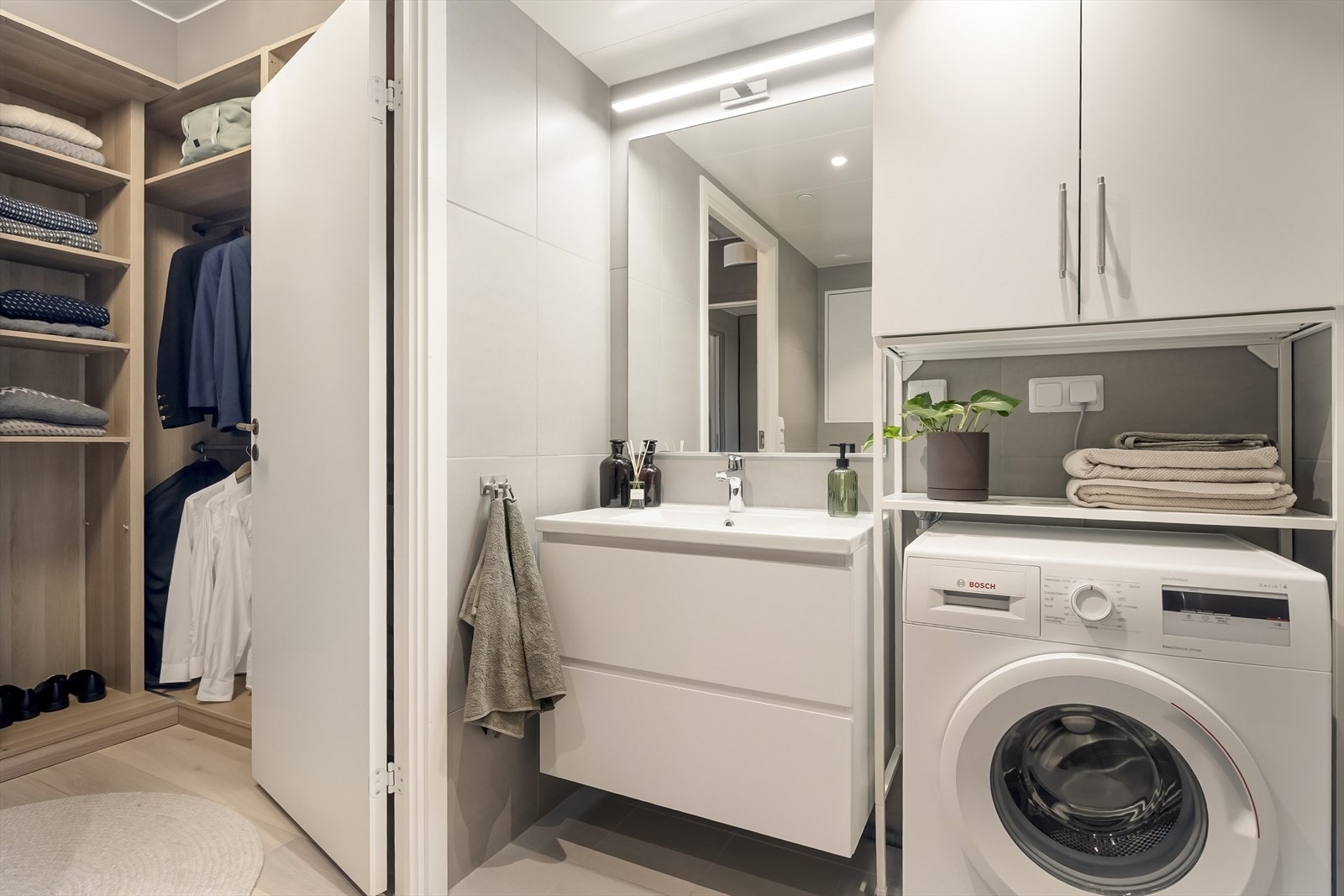 Praktisk bad og vaskerom i direkte tilknytning til hovedsoverommet. Galleribilde
