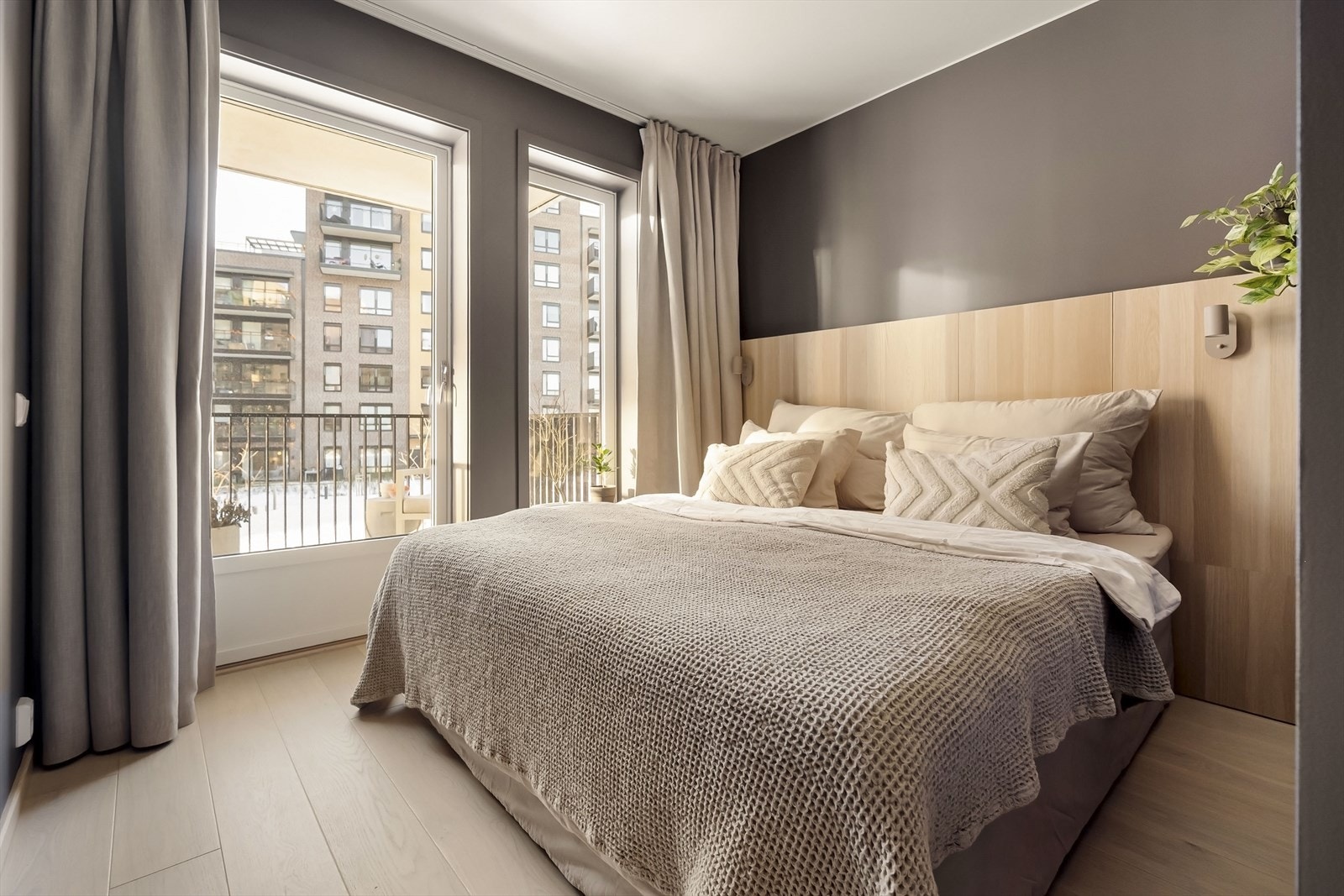 Romslig hovedsoverom med direkte utgang til egen balkong. Galleribilde