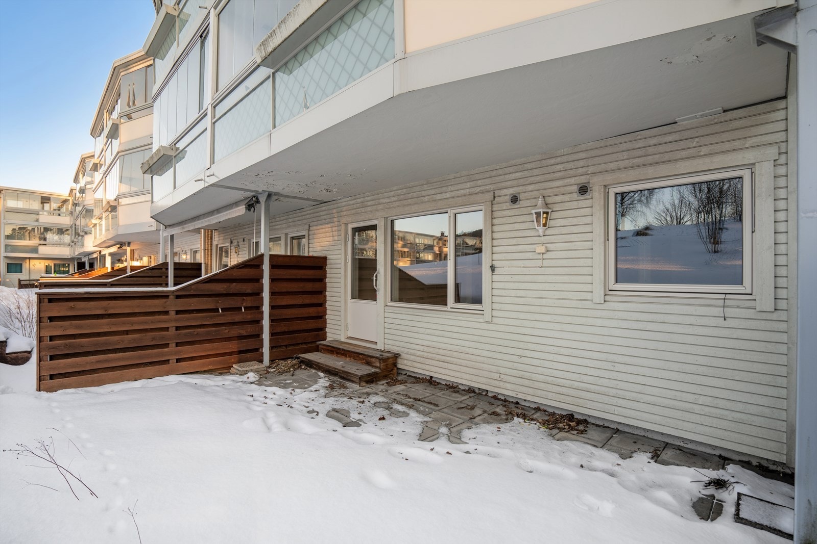 Fra oppholdsrommet kommer du ut til en sørvestvendt terrasse på 24 m². Galleribilde