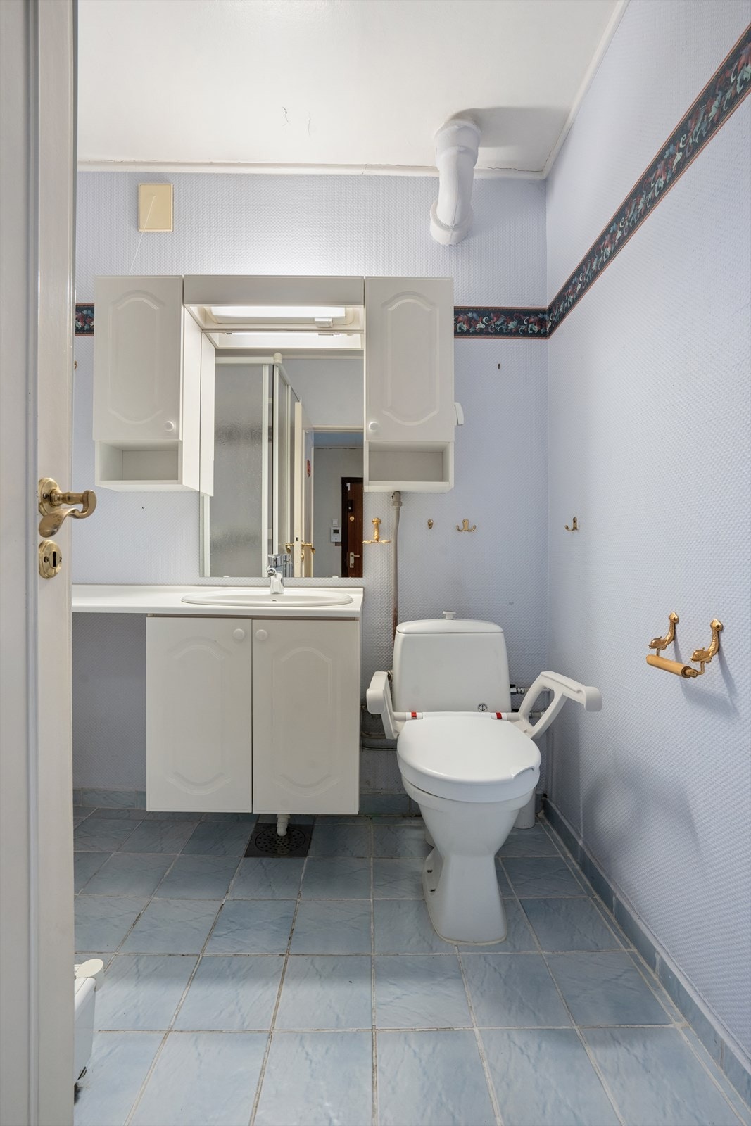 Badet har flislagt gulv med varmekabler. Galleribilde