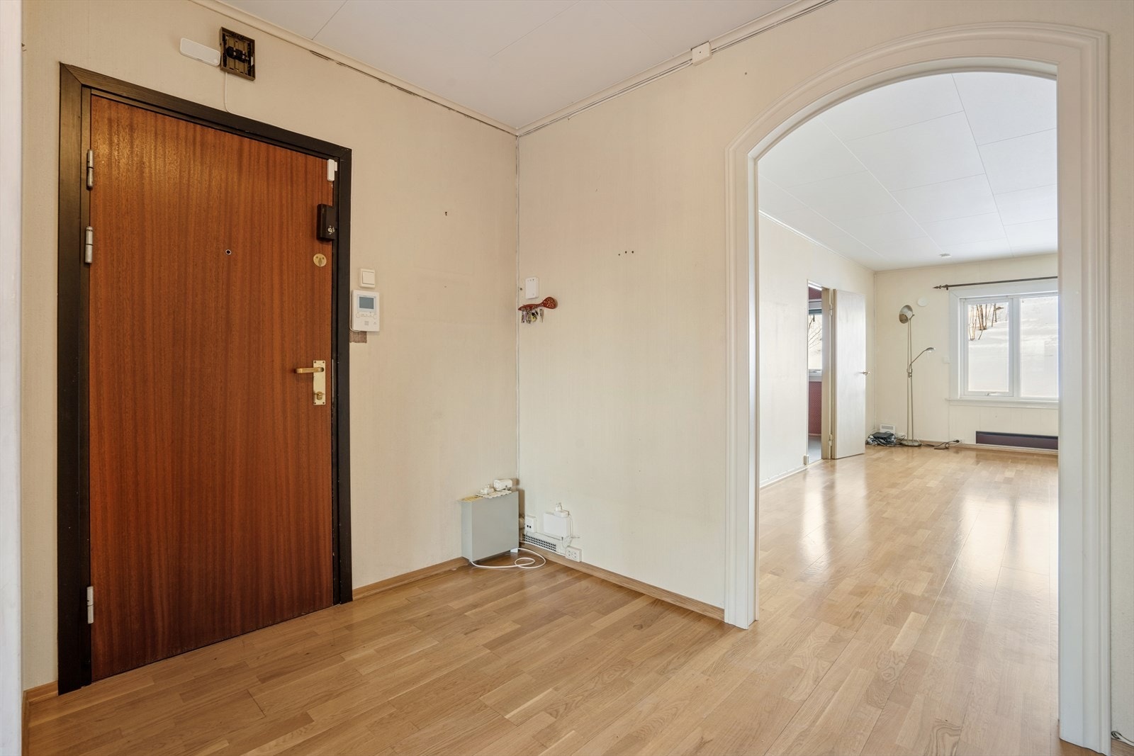 Dette er en gjennomgående 3-roms selveierleilighet med gjennomgående planløsning med beliggenhet i 1. etasje. Galleribilde