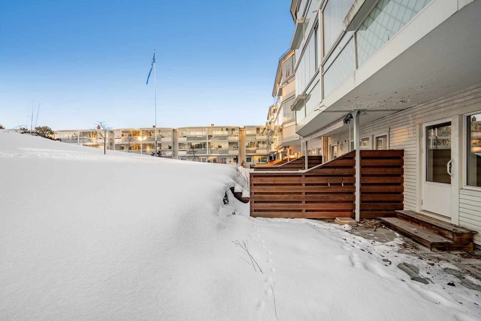 Her er det god plass til utemøbler og grill, og med sidevegger i tre mot naboene ligger den skjermet til. Galleribilde
