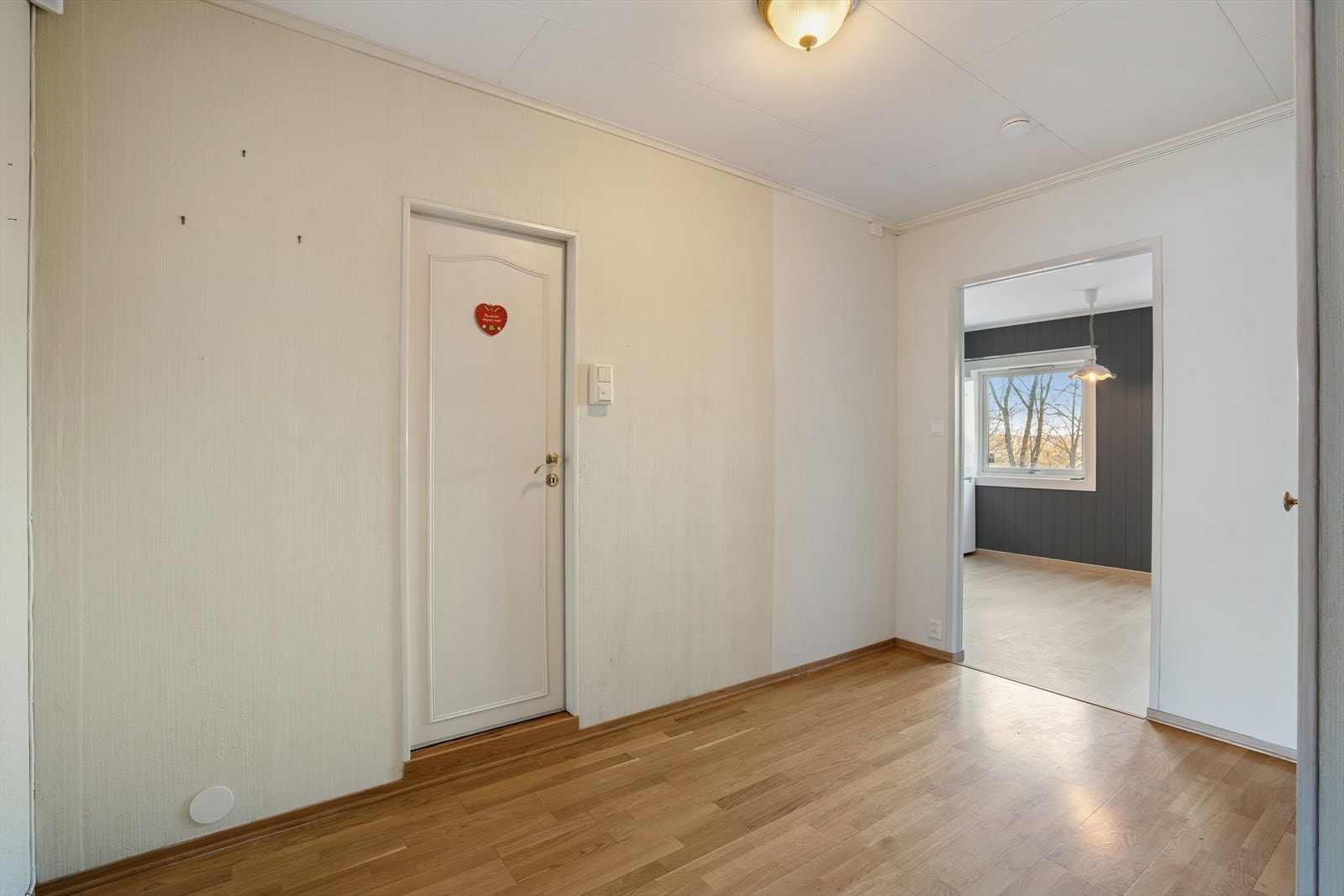 Entreen ligger sentralt i leiligheten med kort adkomst til de øvrige rommene. Galleribilde