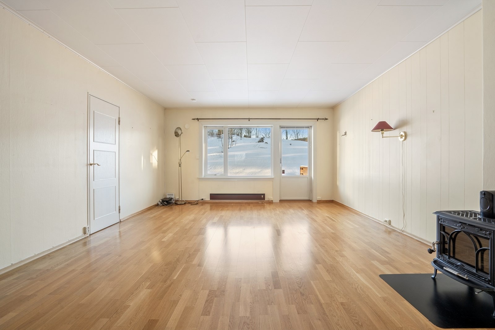 Rommet byr på en hyggelig peisovn og størrelsen gjør det lett å innrede med sofa, TV-møblement og diverse. Galleribilde