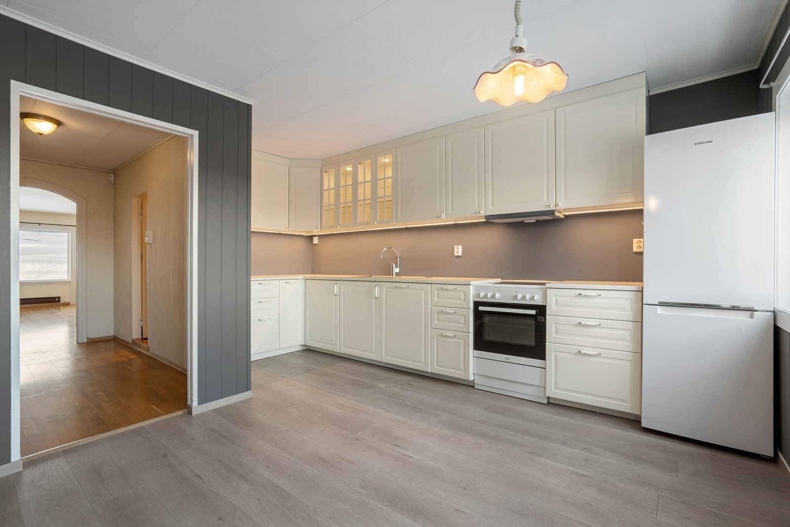 Kjøkkenet ble oppgradert i 2021 med ny innredning og enkelte hvitevarer. Galleribilde