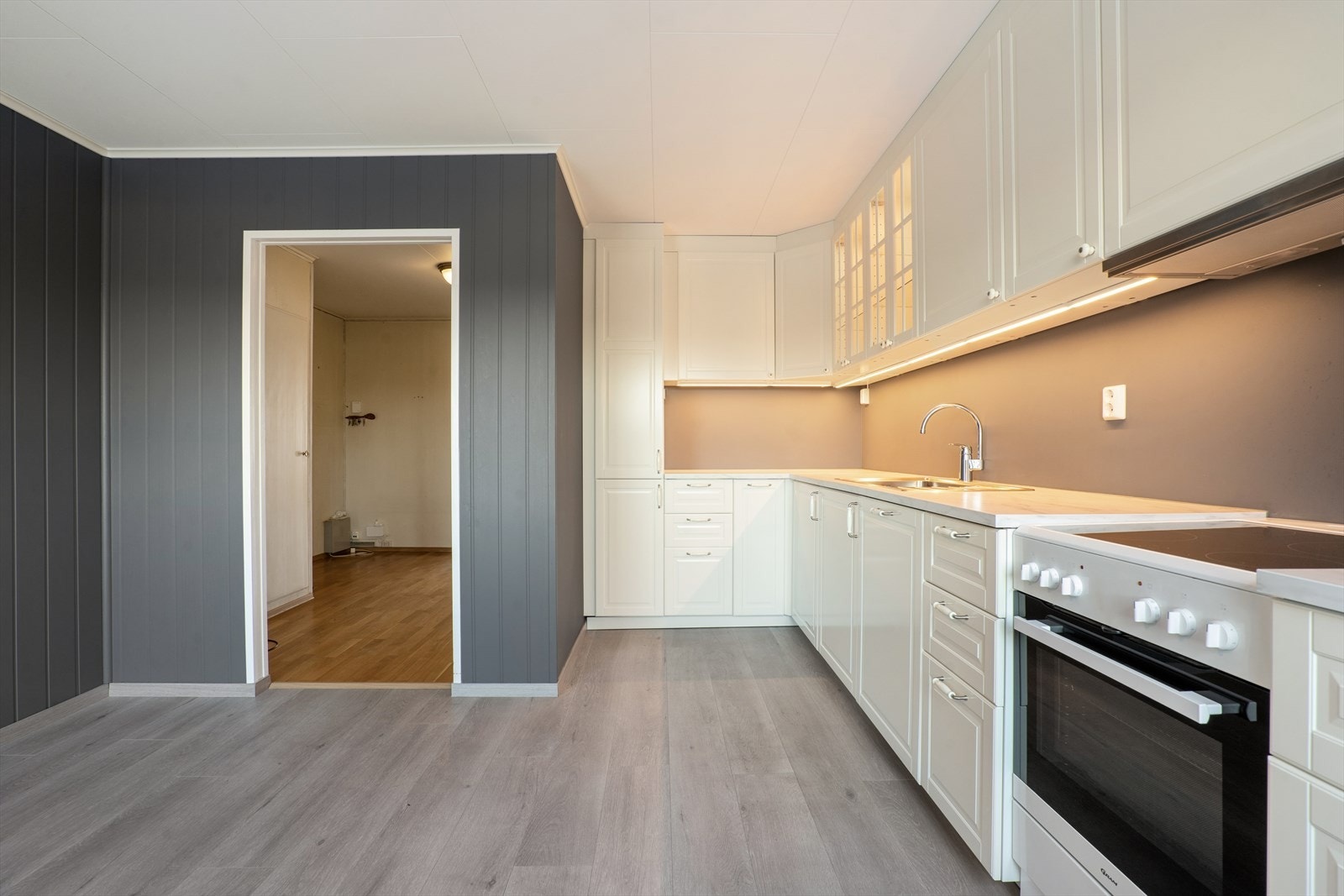 Rommet er utvidet ved at det er slått sammen med et tidligere soverom, noe som gir god plass til en hyggelig spiseplass. Galleribilde