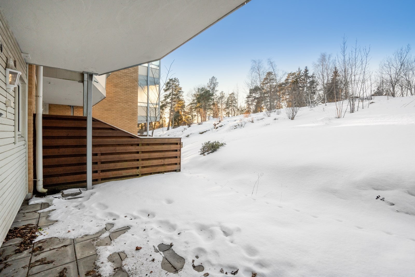 Uteplassen har sementheller og er delvis overbygget av balkongen i etasjen over. Galleribilde