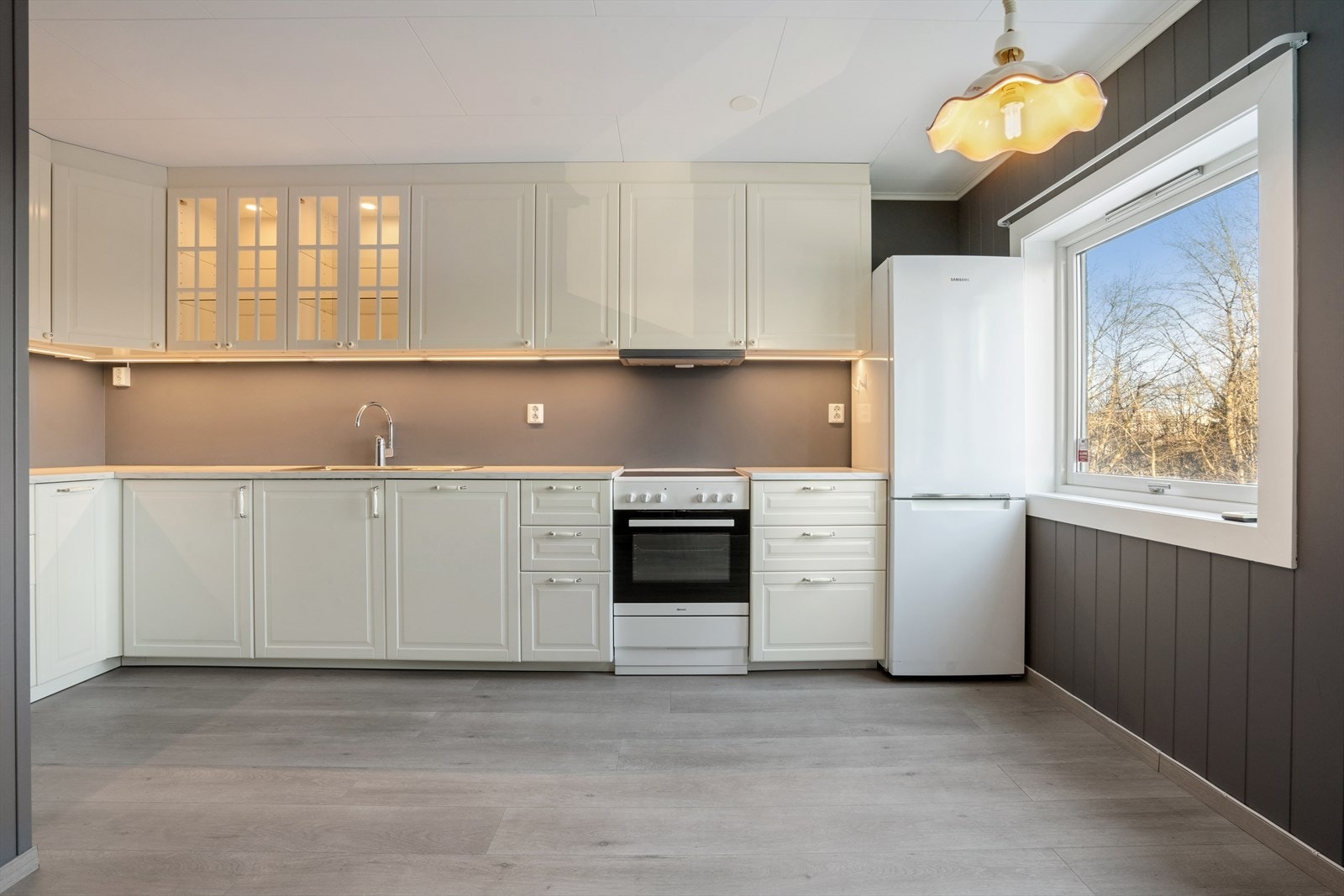 Av hvitevarer finnes integrert oppvaskmaskin, frittstående komfyr og kjøl-/fryseskap. Galleribilde