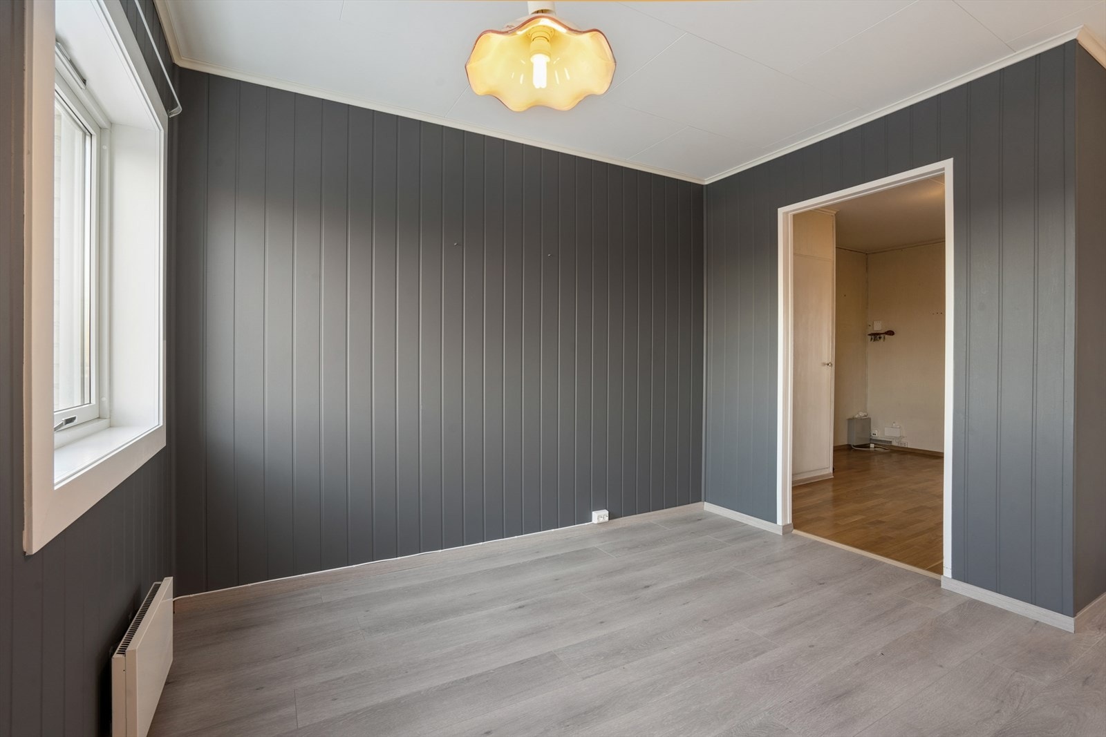 Det er godt med benkeplass på en laminatplate med nedfelt stålkum, og belysning under overskapene. Galleribilde