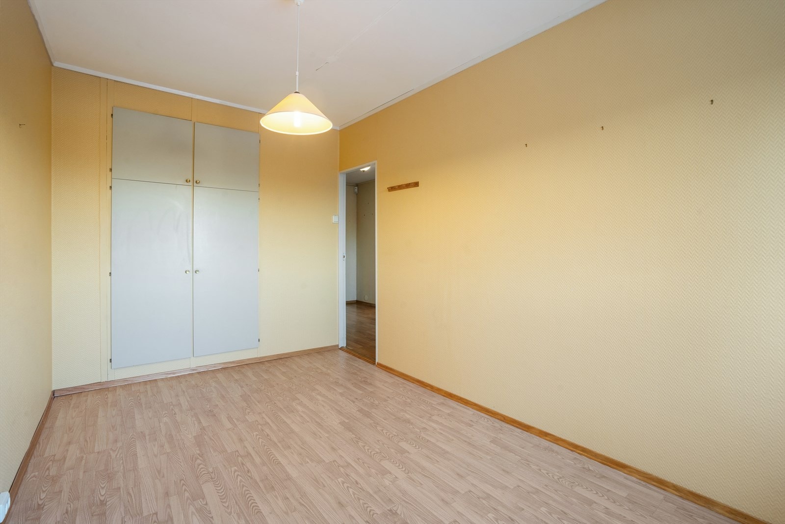 Begge rommene har plassbygde garderobeskap fra byggeåret, som gir rikelig med oppbevaringsplass. Galleribilde