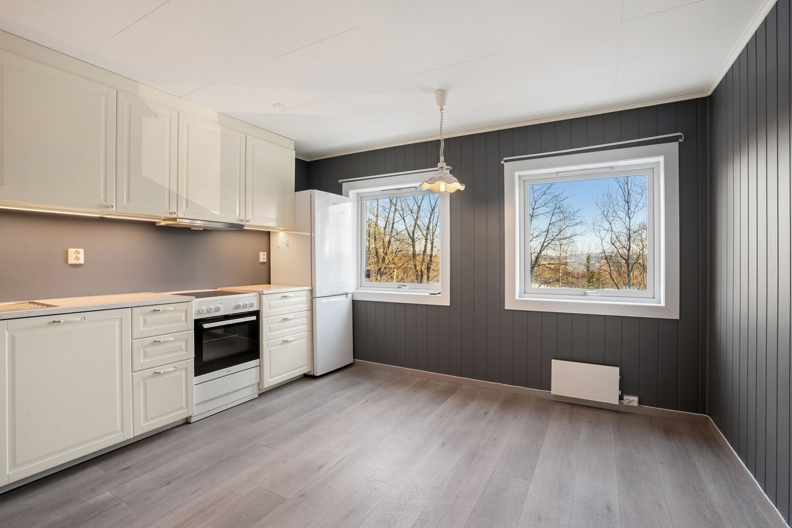 Innredningen har profilerte hvite fronter, og enkelte overskap har glassdører. Galleribilde