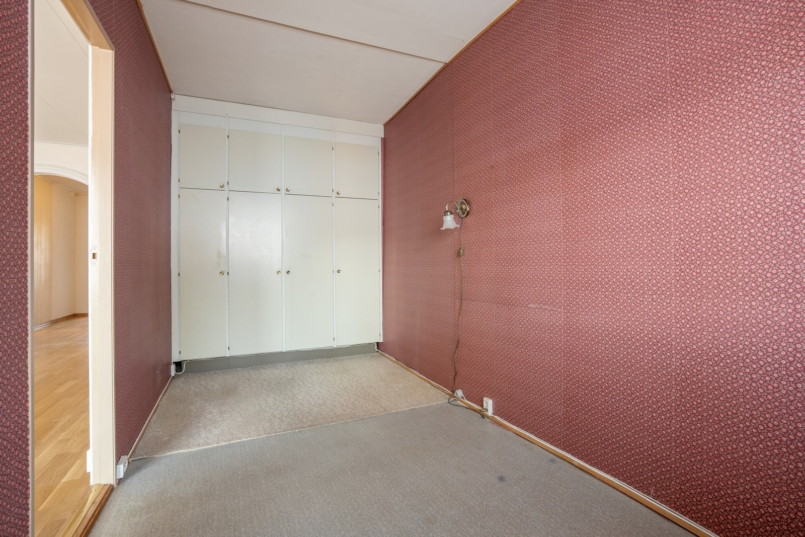 Leiligheten har to soverom. Soverom 1 har blitt utvidet ved å gjøre om opprinnelig bod til en del av rommet. Endringen er ikke godkjent, se pkt. "ferdigattest" i salgsoppgaven for mer informasjon. Galleribilde