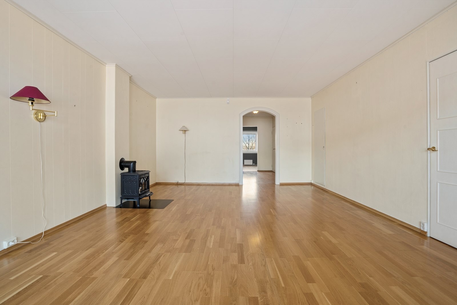 Stuen byr på et godt potensiale med store vindusflater og god plass med adkomst fra entreen. Galleribilde