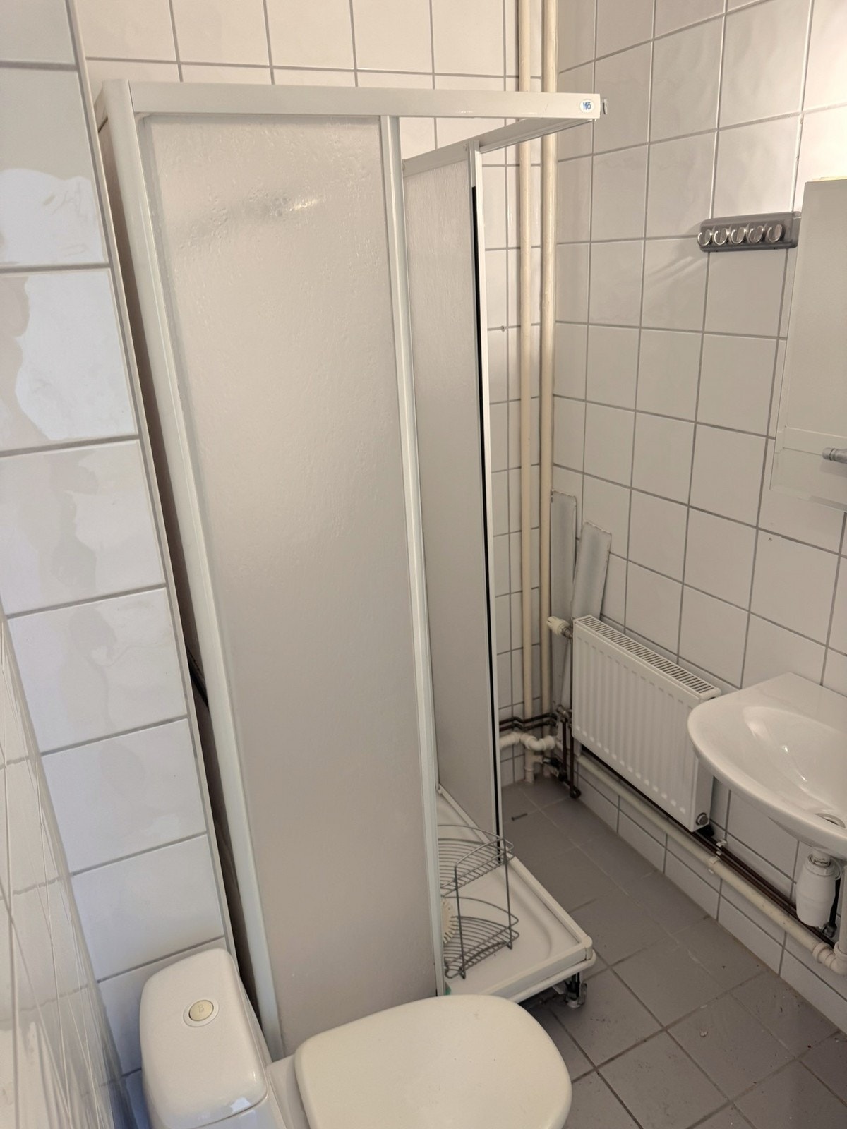 Flislagt bad. Fellesvaskeri i kjeller Galleribilde