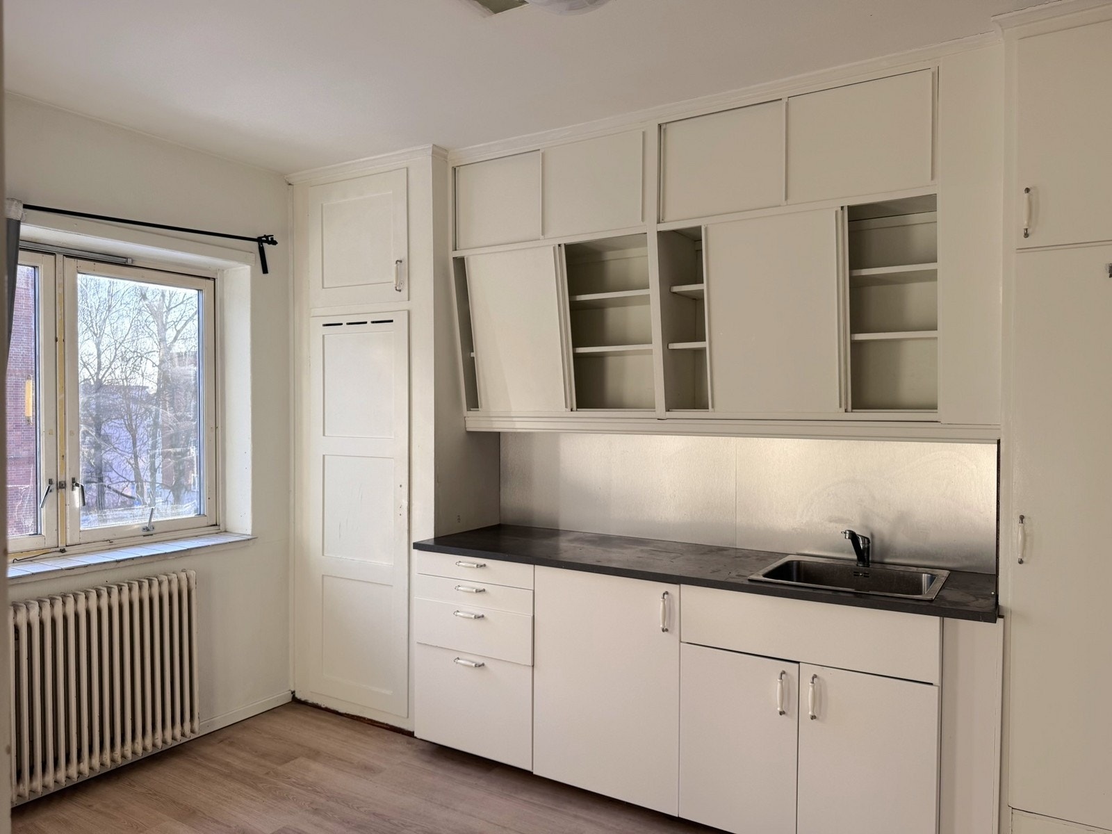 Separat kjøkken med god skap- og benkeplass Galleribilde