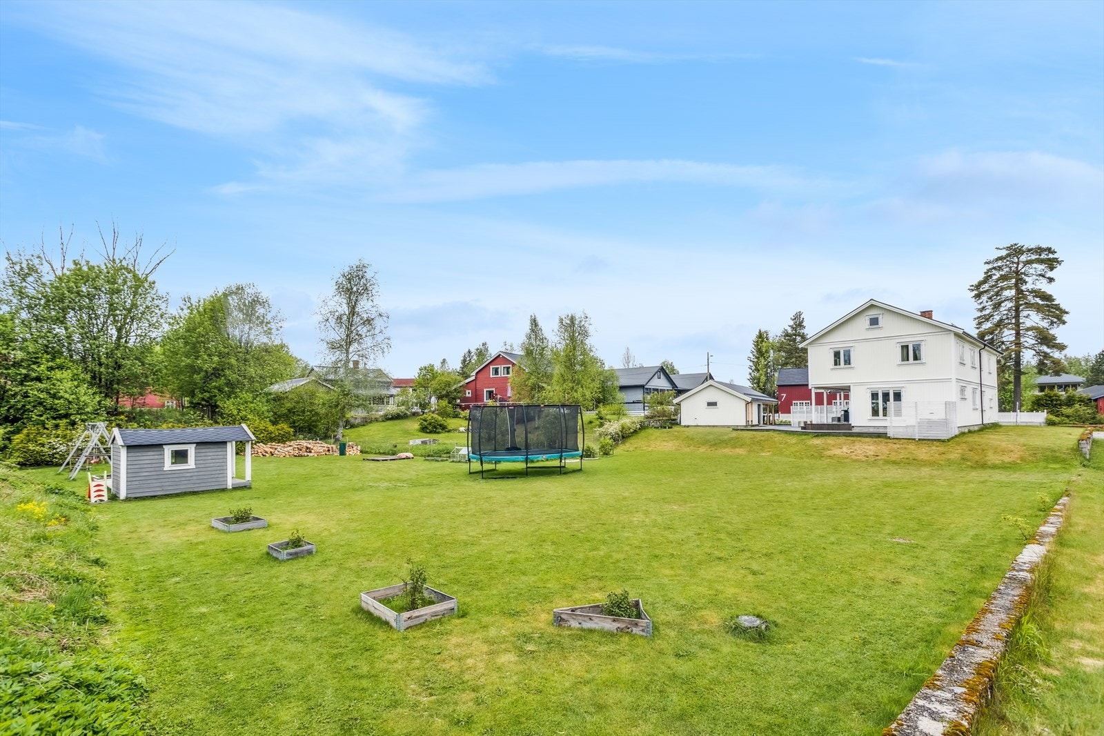 Romslig tomt på nesten 2 mål Galleribilde