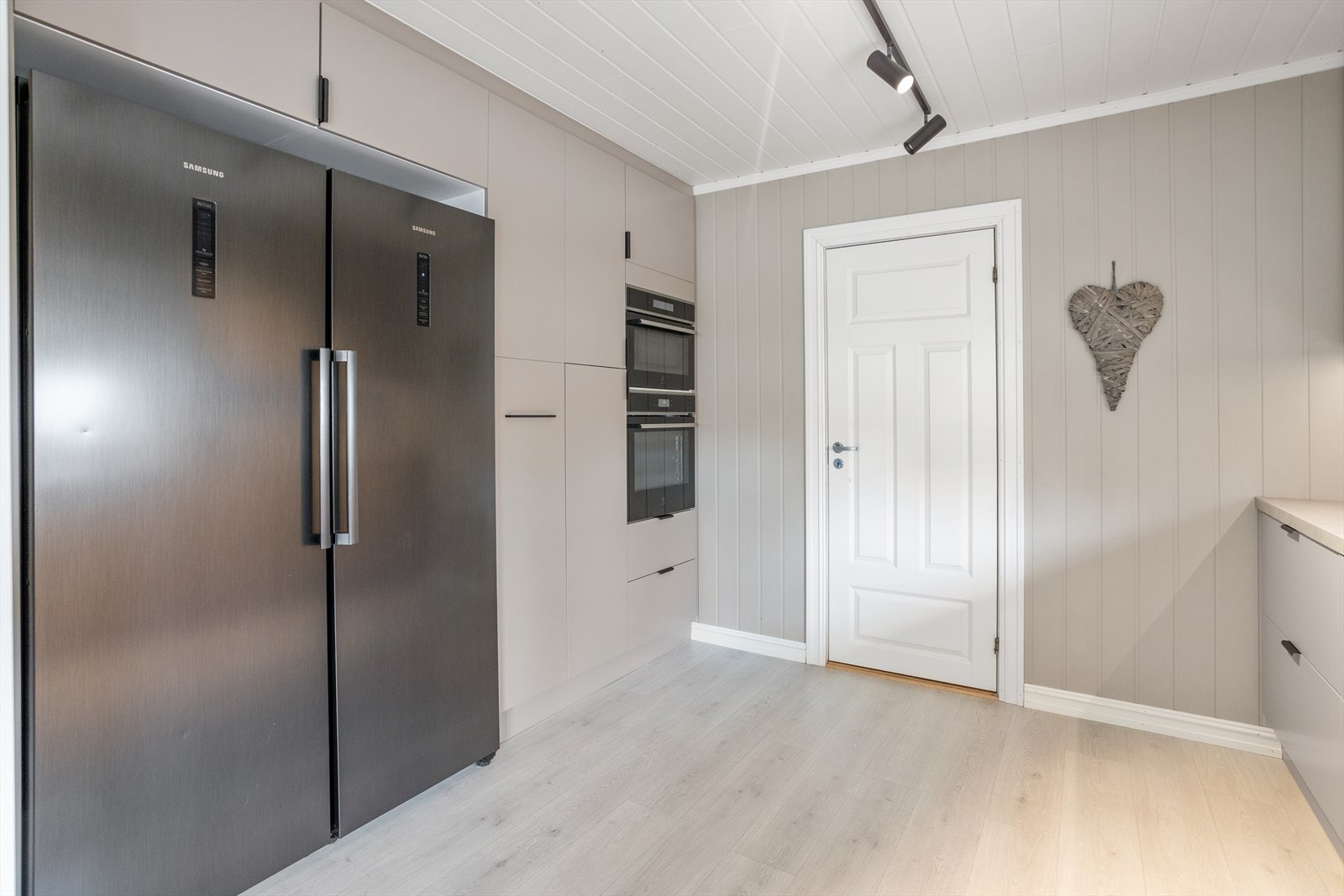 Kjøkken med adkomst til vaskerommet Galleribilde