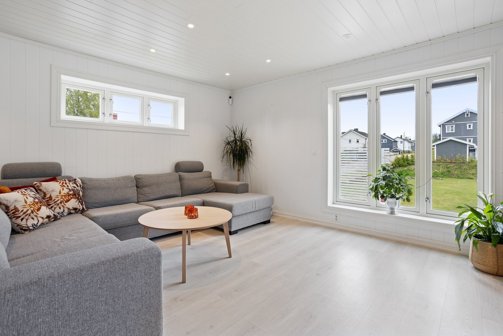 Stuen har store vindusflater som gir et godt lys inn i rommet Galleribilde