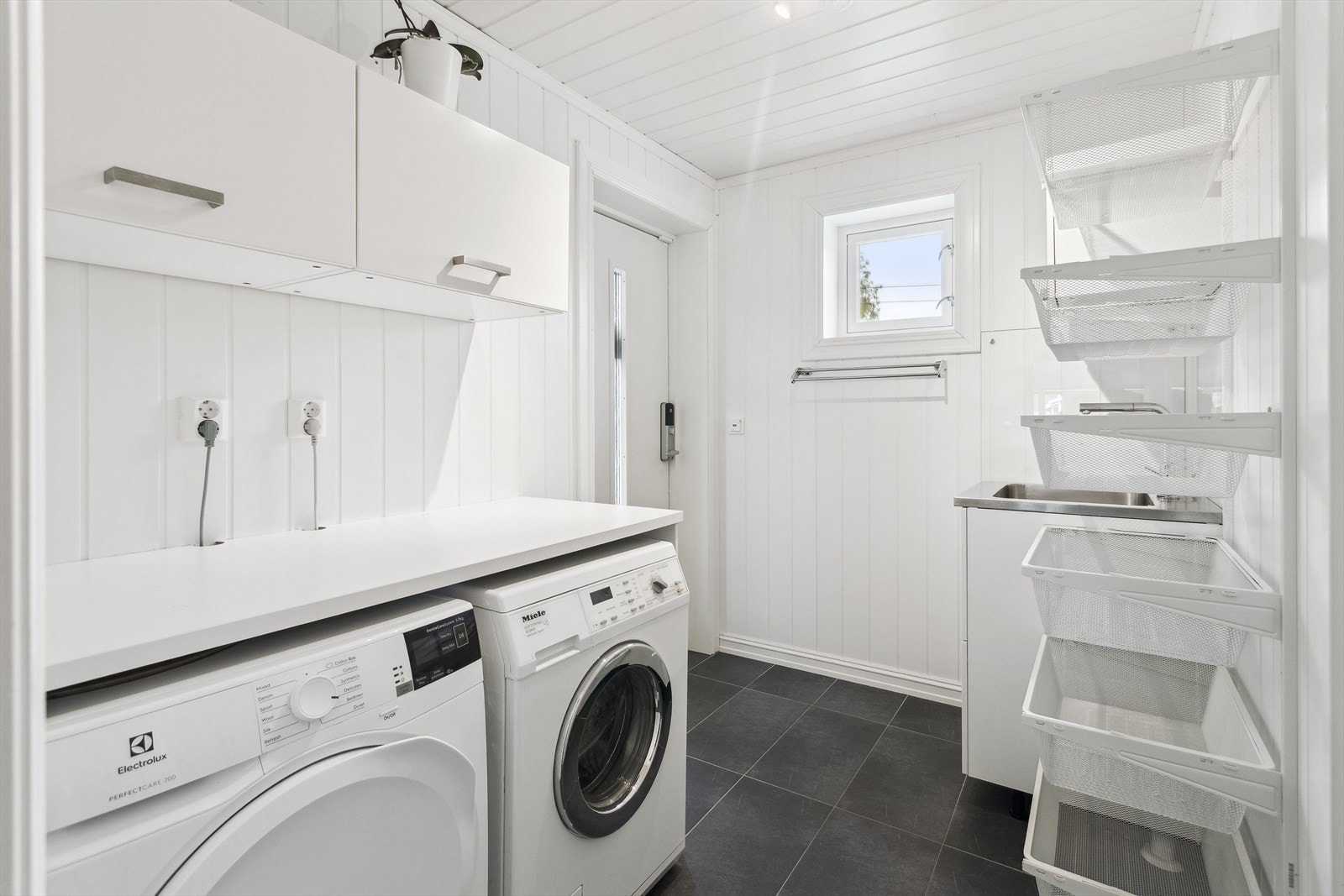 Vaskerom med adkomst fra kjøkken og ute Galleribilde